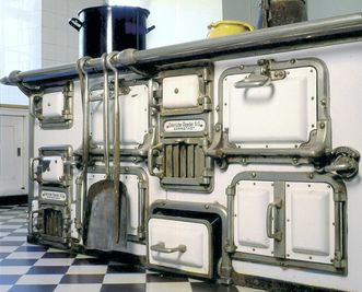 Cuisinière dans la cuisine du château de Bebenhausen 