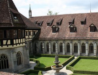 Blick in den Kreuzgarten in Kloster Bebenhausen