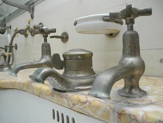 Schloss Bebenhausen, Badezimmer der Königin, Waschbecken mit Armaturen 